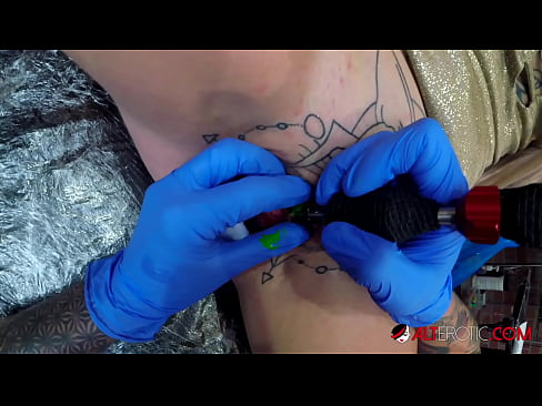❤️ Sully Savage mai tsananin jarfa ta yi tattoo a kan kwarin ta Batsa ❌️❤